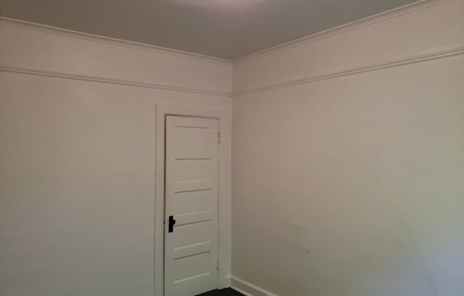 2 beds, 1 bath, $810, Unit J