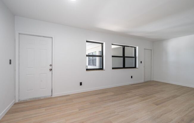 2 beds, 1 bath, $2,200, Unit 1525-12