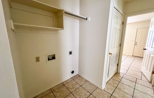 Cozy 3 Bed 2 Bath Duplex!