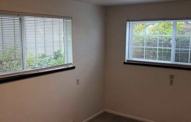 3 beds, 1 bath, 1,020 sqft, $2,500