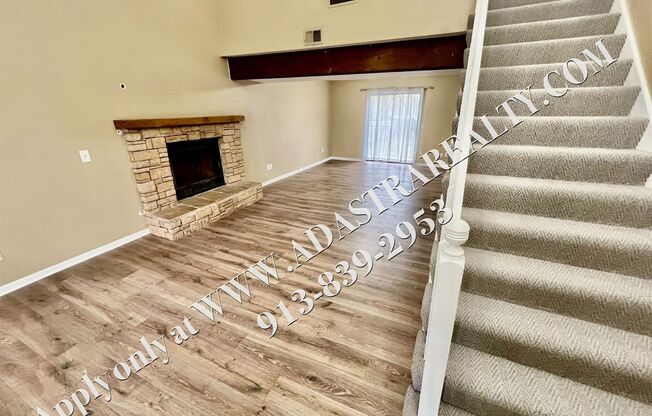 MOVE IN SPECIAL!! Beautiful Lenexa Duplex-Available NOW!! MOVE IN SPECIAL $300 OFF 2nd Month's Rent With November 1st or Sooner Move In!!!