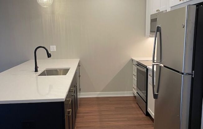 1 bed, 1 bath, 700 sqft, $1,925, Unit 520