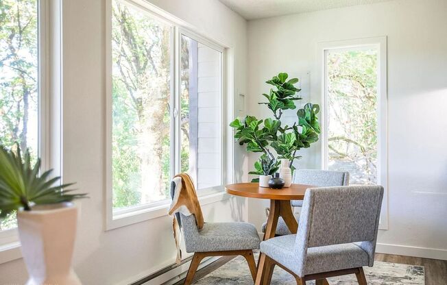 Stunning Views overlooking Oregon City- 1 Bedroom/1Bath