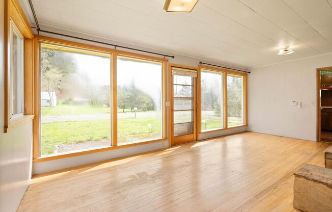 Quaint, inviting 4-bdrm/2-bath home in Cloverdale. Serene living, huge yard, covered patio