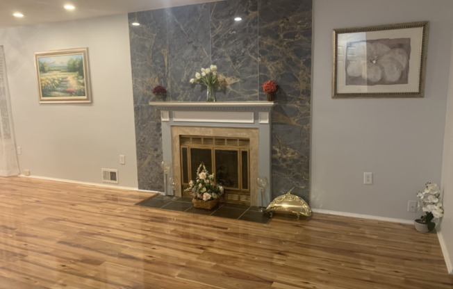 227 LINDSEY CT