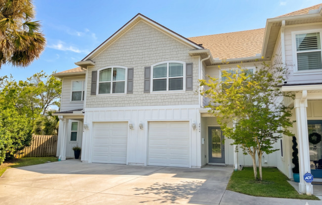 4 Bedroom 3.5 bath Beauty in Just a Short Stroll to Jax Beach - Garage, Lawncare Included & Fenced in Back Yard!