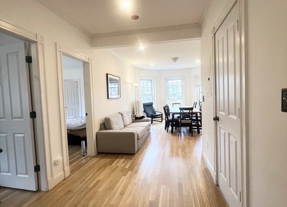 2 beds, 1 bath, $3,600, Unit 32