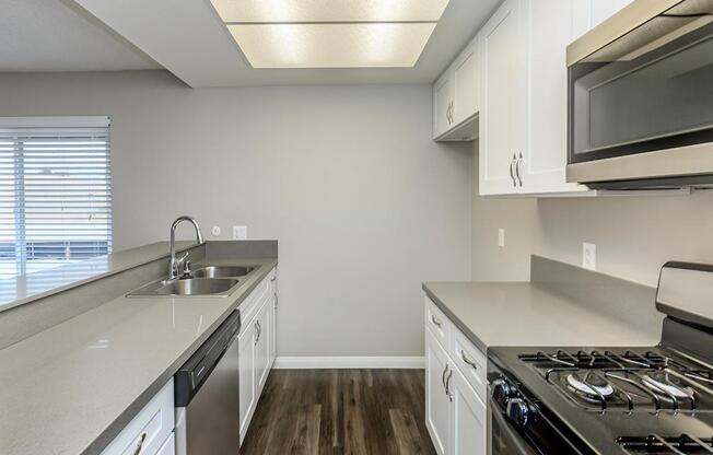 SPACIOUS GOURMET KITCHEN AT BRIARWOOD APARTMENTS