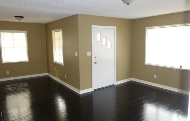 3 beds, 1 bath, $1,100