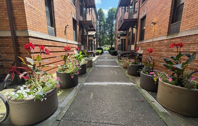 3 beds, 1 bath, 1,120 sqft, $2,250, Unit 732 S. Millvale Ave. #B6