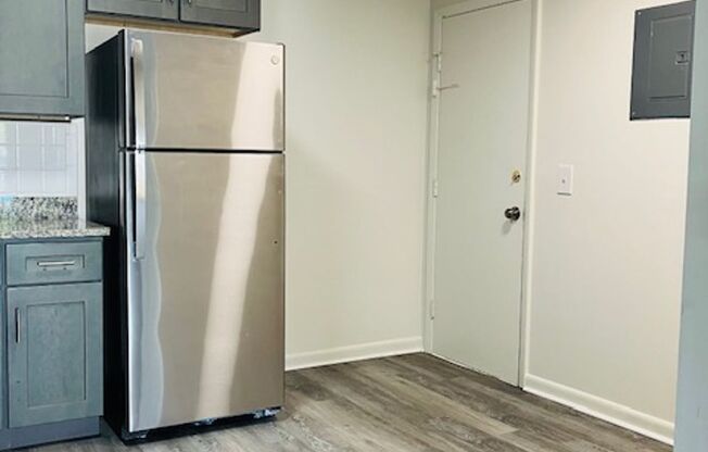 2 beds, 1 bath, 800 sqft, $1,895, Unit 10-12