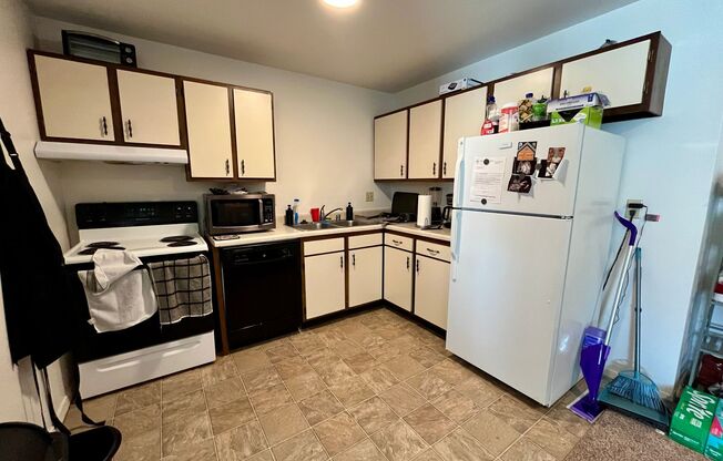 2 beds, 1.5 baths, $1,350, Unit 110