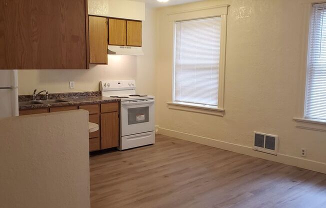 1 bed, 1 bath, $1,100, Unit C