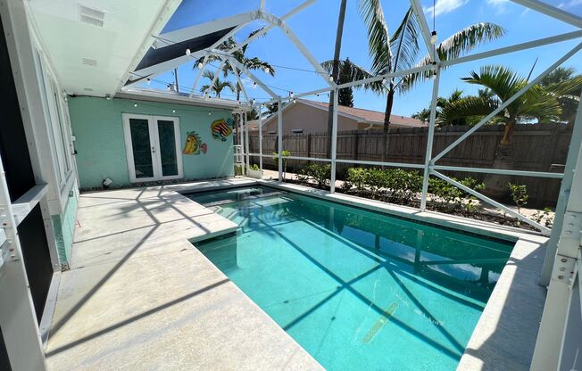Spacious 3 Bedroom 2 Bath with Pool 2 Blocks from the Beach
