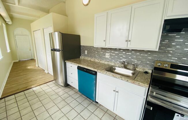 Studio, 1 bath, 500 sqft, $1,200, Unit 212