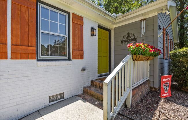 Gorgeous Mid-Century Modern Ranch in West Raleigh near NCSU and Lake Johnson - Fenced-in Backyard!