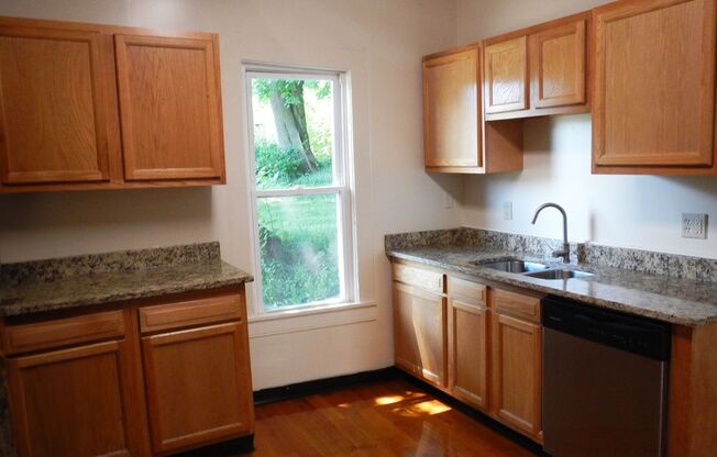 3 beds, 1 bath, $1,400, Unit Columbus 558