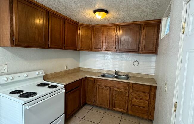 $875 - 2 bed 1 bath bi-level apartment with detached 1 car garage!