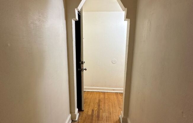 2 beds, 1 bath, $850, Unit 210