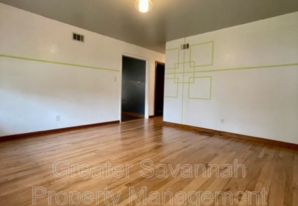 1401 E 33 ST