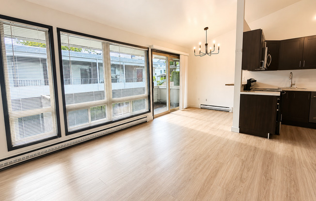 Bright 1 Bed / 1 Bath Apartment for Rent in North Seattle Private Balcony, Near Green Lake & Northgate!
