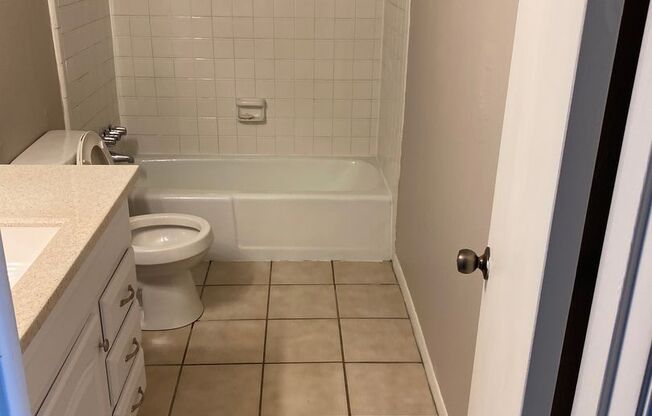 2 beds, 1 bath, 850 sqft, $900, Unit LP#45