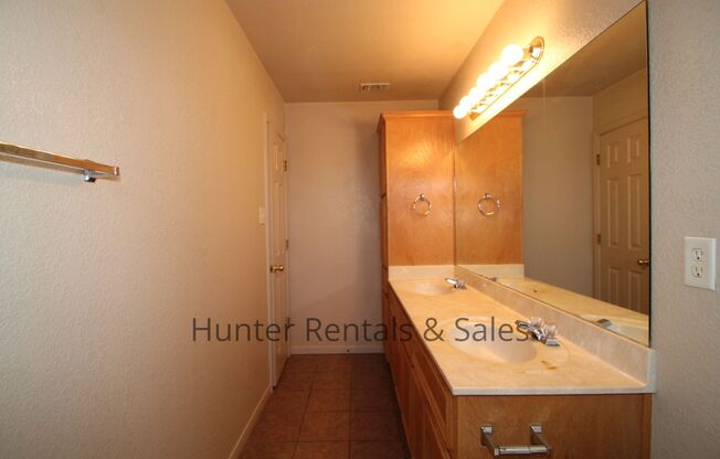 3 beds, 2 baths, $1,200, Unit Unit B