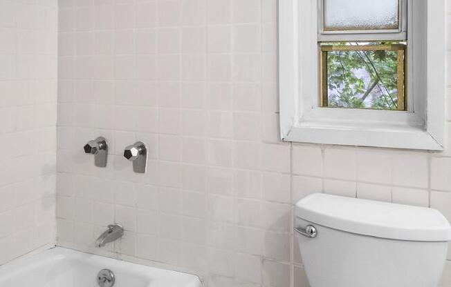 305 W 90 ST