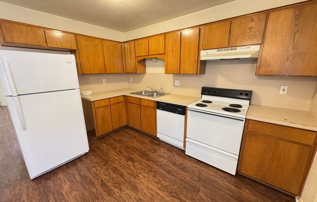 2 beds, 1 bath, 895 sqft, $750, Unit Apt D