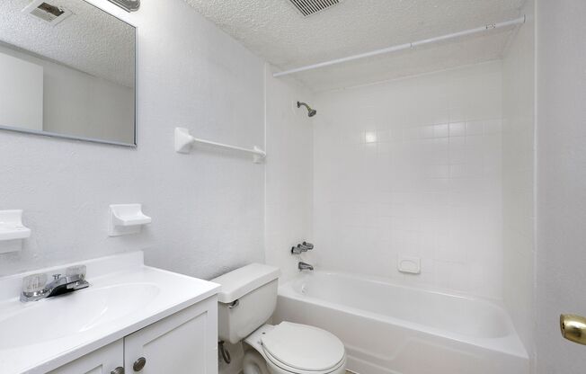 2 beds, 2 baths, 1,295 sqft, $1,395, Unit H-912