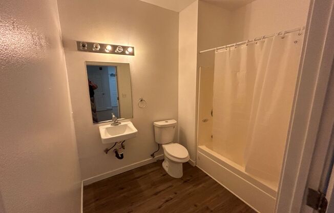 1 bed, 1 bath, $885, Unit 4