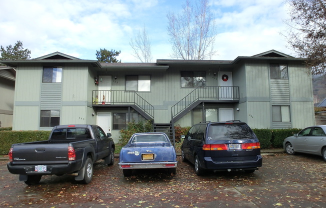 Upstairs Apartment Near Food and Shopping