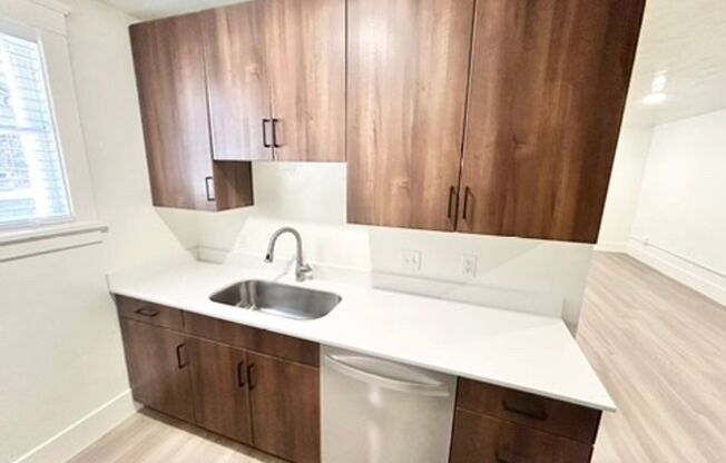 Studio, 1 bath, 425 sqft, $1,149, Unit 04