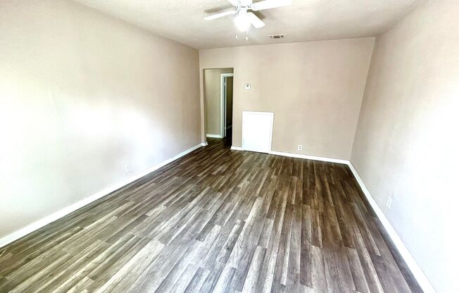 MUST SEE! 2 Bedroom 1 Bath Unit Near the Alamodome!