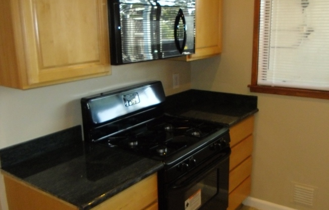 2 beds, 1 bath, $2,300, Unit T3522