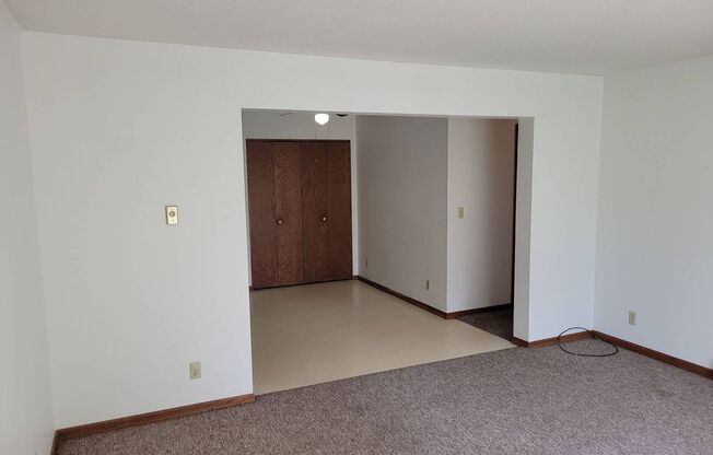 2 beds, 1 bath, 950 sqft, $595