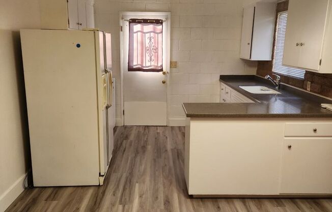 2 beds, 1 bath, $1,300