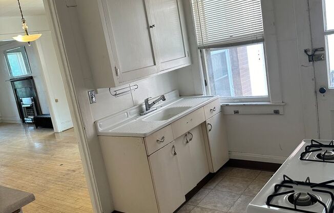 2 beds, 1 bath, 1,400 sqft, $995