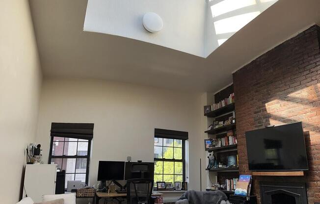 213 W 21 ST