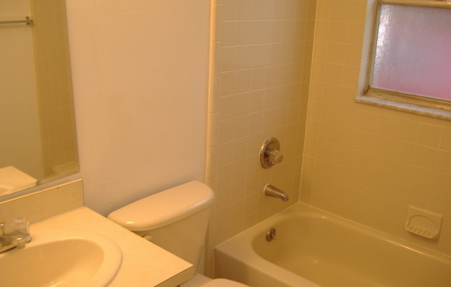CUTE AFFORDABLE 2/2 DUPLEX off Michigan!