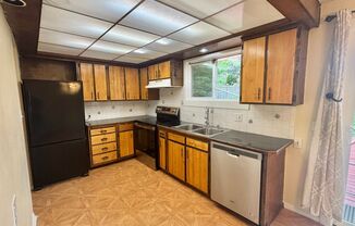 1/2 Month Free - Charming Single-Level Home with Spacious Yard & Easy Portland Access