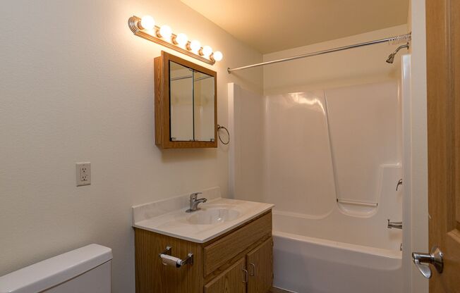 2 beds, 1 bath, $950, Unit 5-2740