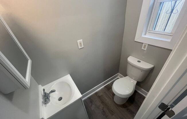 Beautiful 2 Bed/1.5 Bath House in North Camden!