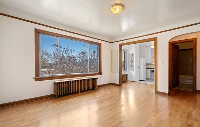 Remodeled 1BR in Lower Queen Anne w/ views of the Space Needle/skyline