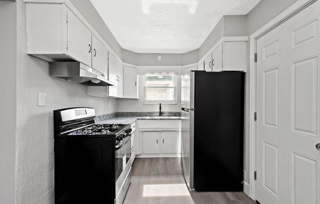 $150 OFF 1ST MONTH OF RENT THRU JULY 15! Cozy 2 bedroom home in Myer Park available June 15th!