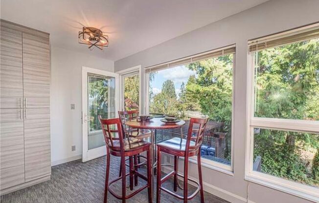 Cozy 1bd Condo in Heart of Downtown Kirkland!