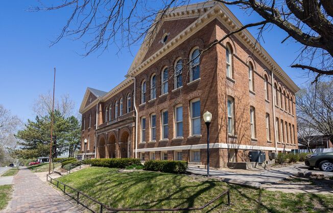 Saunders Apartments