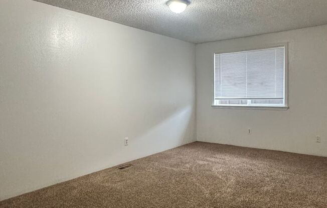 2 beds, 1 bath, 925 sqft, $1,250, Unit b