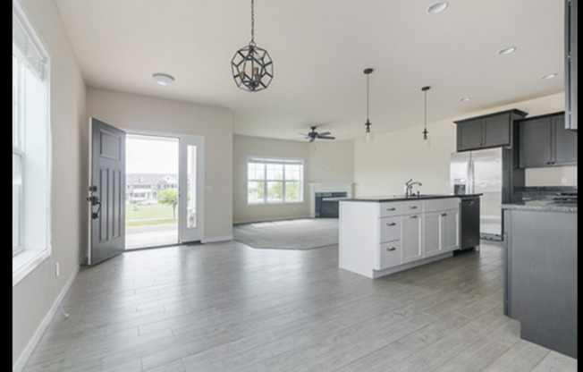 Beautiful 3 bed condo AVAILABLE NOW