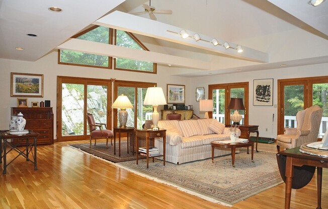 4 CRESTVIEW LN